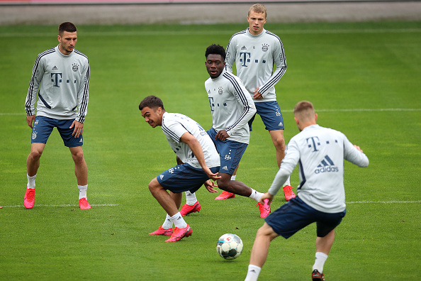 关于巴塞罗那训练开放日；加时末段防线松动引观众欢呼；德甲在即；身体对抗强度拉满的信息