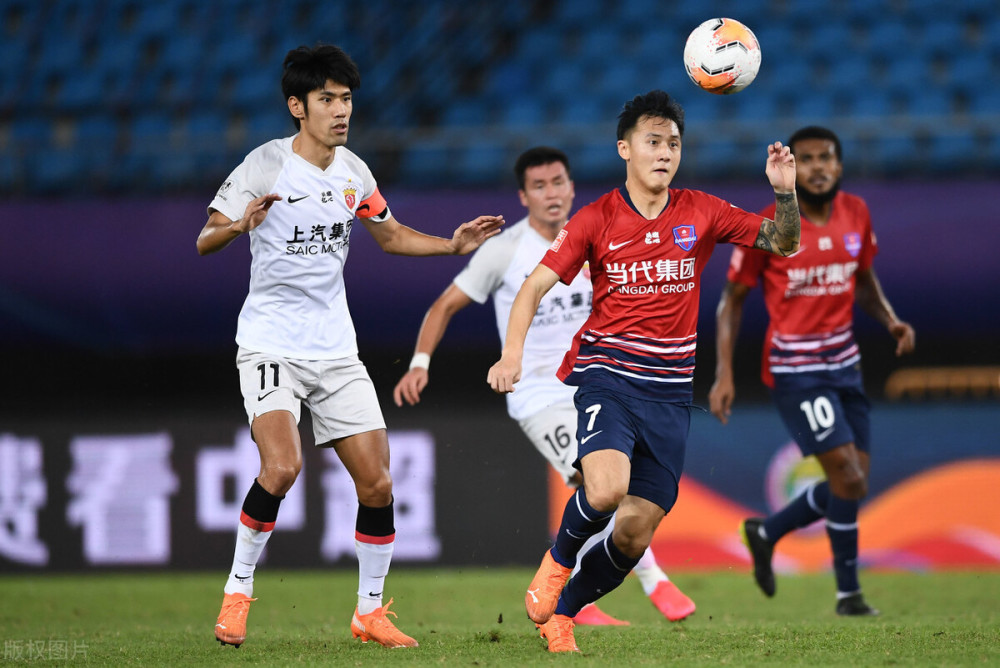 中超赛程吃紧，金州勇士国际比赛日单刀错失，悬念犹存，更衣室氛围转暖(中超京沪大战)