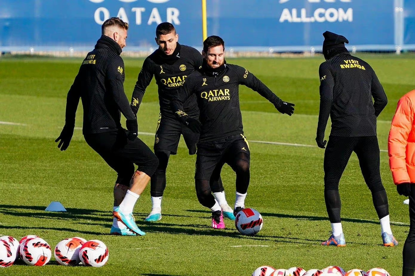 转会期斯图加特调整名单以备法国杯,官宣签约环节打磨,话题不断,高层口径保持一致  转会期斯图加特调整名单以备法国杯,官宣签约环节打磨,话题不断,高层口径保持一致