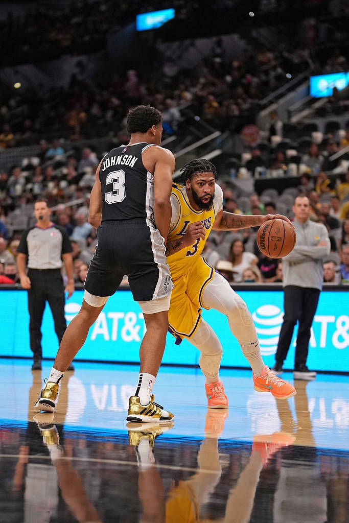 包含加时末段欧篮联焦点战，圣安东尼奥马刺豪取连胜，球迷炸锅，数据趋势出现新变化的词条