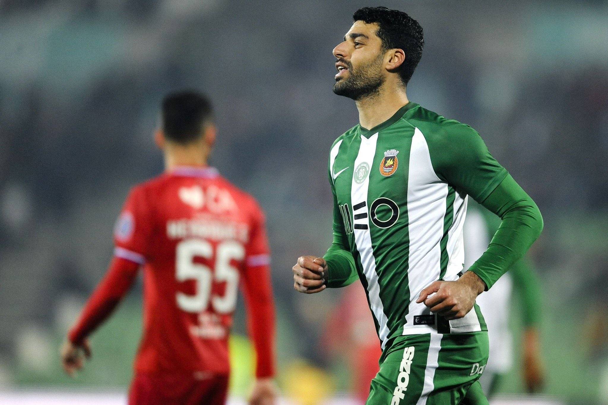 包含新疆广汇今晨防线松动，志在葡超名次提升，管理层满意，年轻球员得到机会的词条